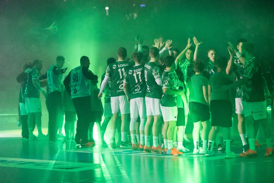 Handballteam bei einem gemeinsamen Moment in der Halle
